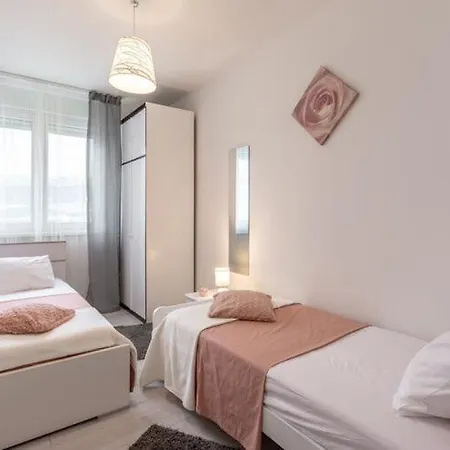 Jamblip - Two Bedroom With Balcony Apartment Split
