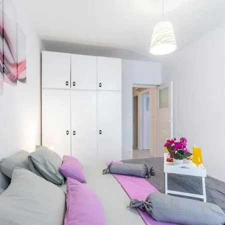 Jamblip - Two Bedroom With Balcony * Split