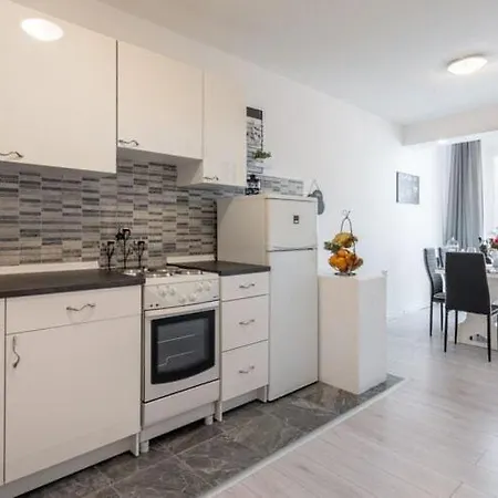 Jamblip - Two Bedroom With Balcony דירה